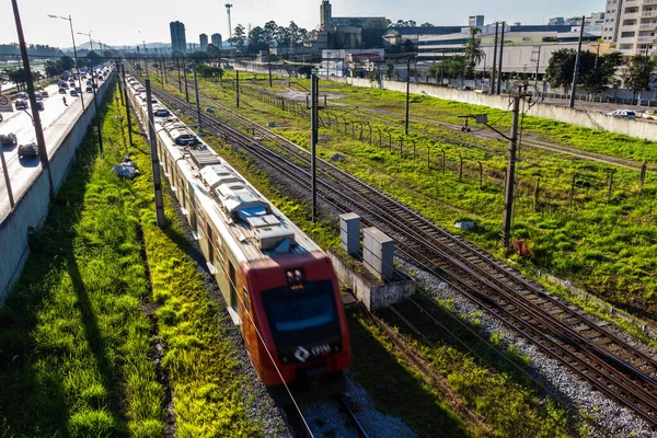 Sao Paulo, Brezilya, 17 Haziran 2016 Marjinal Pinheiros ve Birleşmiş Milletler Bulvarı 'nda Sao Paulo' nun batı yakasında araç trafiği ve tren trafiği.