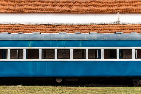 Stary Niebieski Wagon Zatrzymał Się Historycznym Dworcu Kolejowym Brazylii — Zdjęcie stockowe