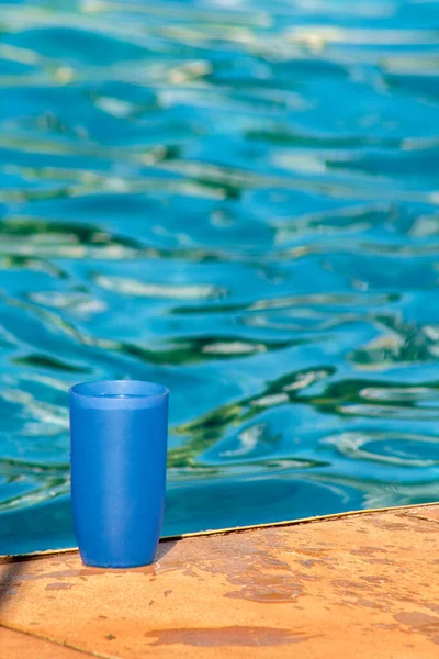 Taza Plástico Azul Borde Una Piscina Brasil —  Fotos de Stock