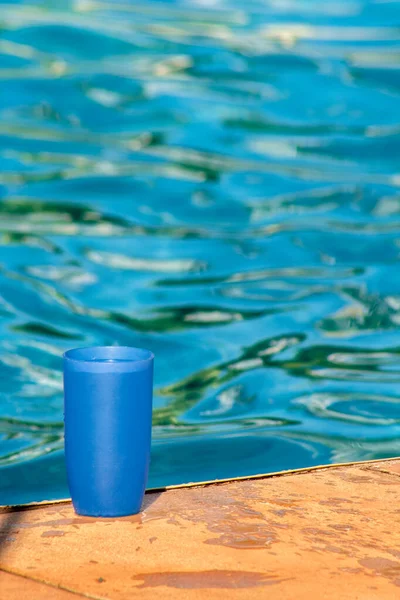 Copo Plástico Azul Beira Uma Piscina Brasil — Fotografia de Stock