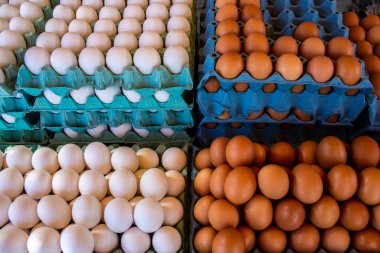 Brezilya 'daki sokak fuarındaki tezgahta duran kağıt pakette yumurtalar.