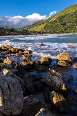 Deniz dalgaları Brezilya sahilinde kayaya çarpıyor.