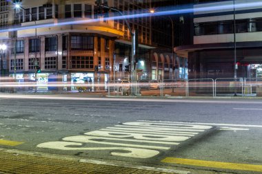 Sao Paulo, Brezilya, Haziran 09, 2016. Republica Meydanı 'nda otobüs durağı, asfalt şeritli, Sao Paulo şehir merkezi.