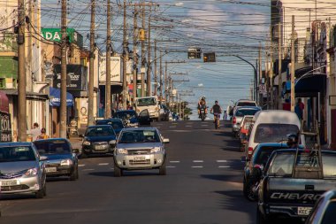 Vera Cruz, Sao Paulo, Brezilya, 08 Mayıs 2019. Sao Paulo eyaletinin orta batı bölgesindeki Vera Cruz şehrinin ana ticari caddesinde yaya ve araç hareketi.