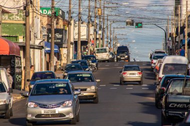 Vera Cruz, Sao Paulo, Brezilya, 08 Mayıs 2019. Sao Paulo eyaletinin orta batı bölgesindeki Vera Cruz şehrinin ana ticari caddesinde yaya ve araç hareketi.