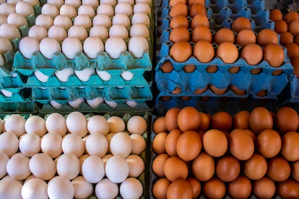 Brezilya 'daki sokak fuarındaki tezgahta duran kağıt pakette yumurtalar.