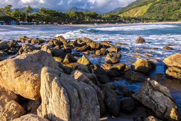 Havsvågor Frans Linje Kollision Rock Stranden Brasilien — Stockfoto