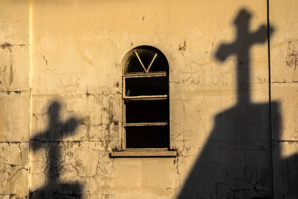在巴西一个公墓的一座古老教堂墙上的十字架阴影 — 图库照片