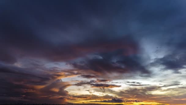 Pôr Sol Dramático Céu Através Nuvens Tempestade Cumulus Timelapse Impressionante — Vídeo de Stock