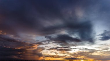 Kümülüs fırtına bulutları arasından gökyüzünde dramatik bir günbatımı, Timelapse. Muhteşem destansı manzara. İnanılmaz canlı renkler, Goiania, Brezilya 'da