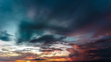 Kümülüs fırtına bulutları arasından gökyüzünde dramatik bir günbatımı, Timelapse. Muhteşem destansı manzara. İnanılmaz canlı renkler, Goiania, Brezilya 'da