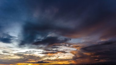 Kümülüs fırtına bulutları arasından gökyüzünde dramatik bir günbatımı, Timelapse. Muhteşem destansı manzara. İnanılmaz canlı renkler, Goiania, Brezilya 'da