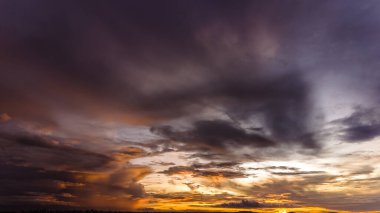 Kümülüs fırtına bulutları arasından gökyüzünde dramatik bir günbatımı, Timelapse. Muhteşem destansı manzara. İnanılmaz canlı renkler, Goiania, Brezilya 'da