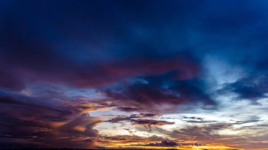 Kümülüs fırtına bulutları arasından gökyüzünde dramatik bir günbatımı, Timelapse. Muhteşem destansı manzara. İnanılmaz canlı renkler, Goiania, Brezilya 'da