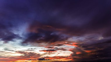 Kümülüs fırtına bulutları arasından gökyüzünde dramatik bir günbatımı, Timelapse. Muhteşem destansı manzara. İnanılmaz canlı renkler, Goiania, Brezilya 'da