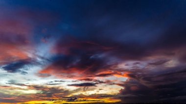 Kümülüs fırtına bulutları arasından gökyüzünde dramatik bir günbatımı, Timelapse. Muhteşem destansı manzara. İnanılmaz canlı renkler, Goiania, Brezilya 'da