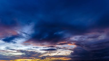 Kümülüs fırtına bulutları arasından gökyüzünde dramatik bir günbatımı, Timelapse. Muhteşem destansı manzara. İnanılmaz canlı renkler, Goiania, Brezilya 'da