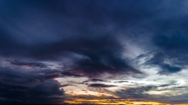 Kümülüs fırtına bulutları arasından gökyüzünde dramatik bir günbatımı, Timelapse. Muhteşem destansı manzara. İnanılmaz canlı renkler, Goiania, Brezilya 'da