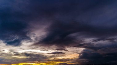 Kümülüs fırtına bulutları arasından gökyüzünde dramatik bir günbatımı, Timelapse. Muhteşem destansı manzara. İnanılmaz canlı renkler, Goiania, Brezilya 'da