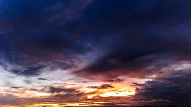 Kümülüs fırtına bulutları arasından gökyüzünde dramatik bir günbatımı, Timelapse. Muhteşem destansı manzara. İnanılmaz canlı renkler, Goiania, Brezilya 'da