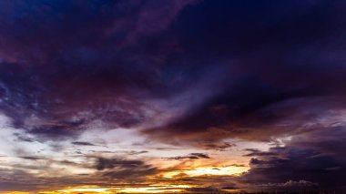 Kümülüs fırtına bulutları arasından gökyüzünde dramatik bir günbatımı, Timelapse. Muhteşem destansı manzara. İnanılmaz canlı renkler, Goiania, Brezilya 'da
