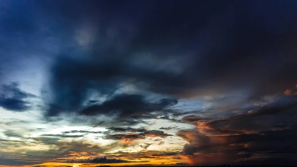 Pôr Sol Dramático Céu Através Nuvens Tempestade Cumulus Timelapse Impressionante — Fotografia de Stock