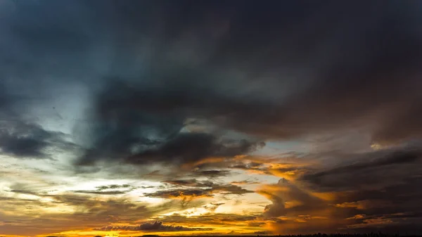 Dramatischer Sonnenuntergang Himmel Durch Kumulus Sturmwolken Zeitraffer Tolle Epische Landschaft — Stockfoto