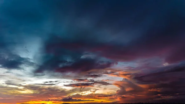 Coucher Soleil Dramatique Dans Ciel Travers Les Nuages Tempête Cumulus — Photo