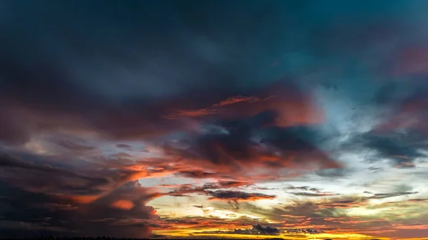 Pôr Sol Dramático Céu Através Nuvens Tempestade Cumulus Timelapse Impressionante — Fotografia de Stock