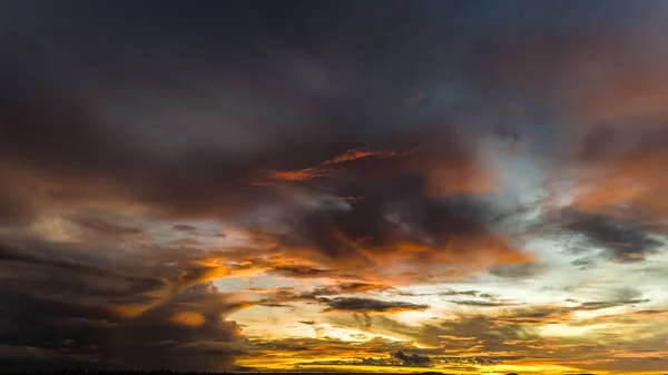 Coucher Soleil Dramatique Dans Ciel Travers Les Nuages Tempête Cumulus — Photo