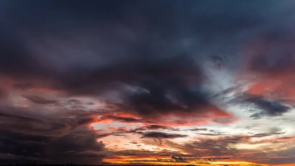 Dramatische Zonsondergang Lucht Door Cumulus Storm Wolken Timelapse Geweldig Episch — Stockfoto