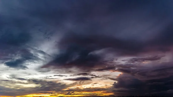 Pôr Sol Dramático Céu Através Nuvens Tempestade Cumulus Timelapse Impressionante — Fotografia de Stock