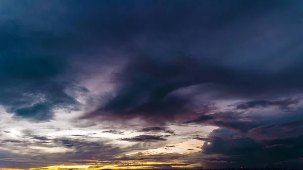 Pôr Sol Dramático Céu Através Nuvens Tempestade Cumulus Timelapse Impressionante — Fotografia de Stock