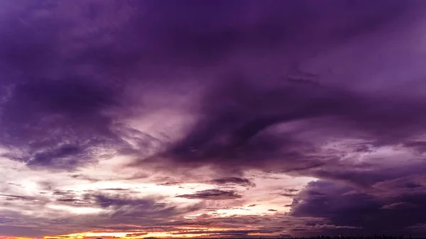 Dramatisk Solnedgång Himlen Genom Cumulus Storm Moln Timelapse Fantastiskt Episkt — Stockfoto