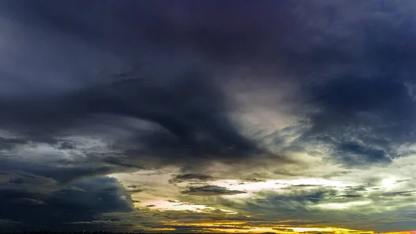 Coucher Soleil Dramatique Dans Ciel Travers Les Nuages Tempête Cumulus — Photo