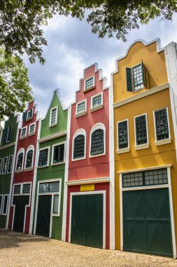 Tipik Hollanda binaları ve Holambra şehrindeki evler, Brezilya 'nın ana çiçek üreticisi ve Brezilya' nın en büyük göçmen kolonisine sahiptir.