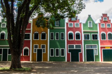 Tipik Hollanda binaları ve Holambra şehrindeki evler, Brezilya 'nın ana çiçek üreticisi ve Brezilya' nın en büyük göçmen kolonisine sahiptir.