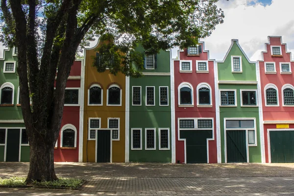 Tipik Hollanda binaları ve Holambra şehrindeki evler, Brezilya 'nın ana çiçek üreticisi ve Brezilya' nın en büyük göçmen kolonisine sahiptir.