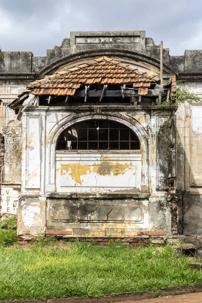 Avare, Sao Paulo, Brezilya, 31 Mart 2022. Avare tren istasyonunun cephesi, Sao Paulo eyaleti Avare şehrindeki belediye binasının haczinden sonra mühürlendi.