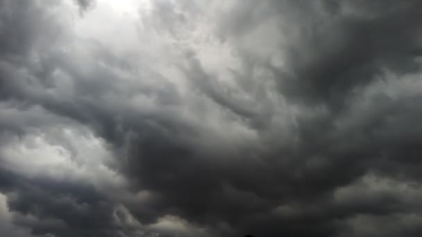 タイムラプス空と黒い雲 濃い灰色の嵐の雲 劇的な空だ 暗い嵐の曇りの中で 日没時には美しい自然時間の経過嵐の雲 ブラジルでひどい天気 — ストック動画