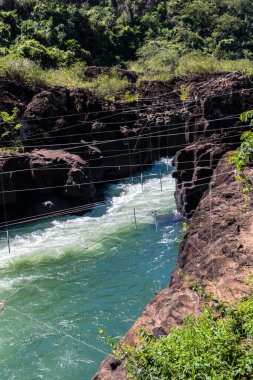 Piraju şehrinde Garganta do Diabo adı verilen Paranapanema nehrinin akıntılarının hava görüntüsü.