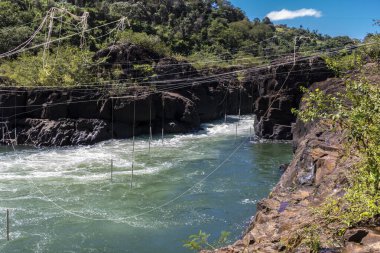 Piraju şehrinde Garganta do Diabo adı verilen Paranapanema nehrinin akıntılarının hava görüntüsü.