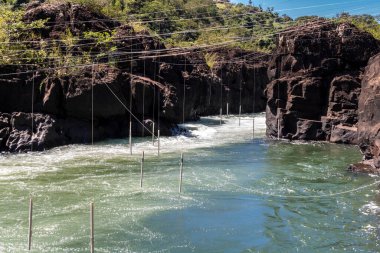 Piraju şehrinde Garganta do Diabo adı verilen Paranapanema nehrinin akıntılarının hava görüntüsü.