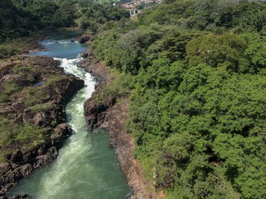 Piraju şehrinde Garganta do Diabo adı verilen Paranapanema nehrinin akıntılarının hava görüntüsü.