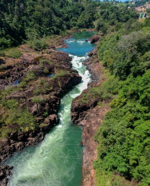 Piraju şehrinde Garganta do Diabo adı verilen Paranapanema nehrinin akıntılarının hava görüntüsü.