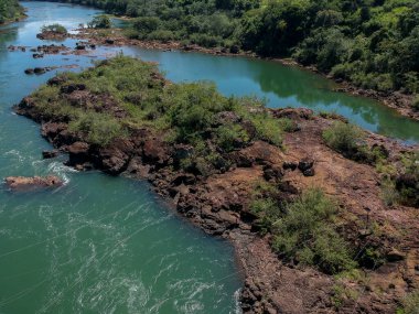 Piraju şehrinde Garganta do Diabo adı verilen Paranapanema nehrinin akıntılarının hava görüntüsü.