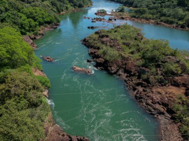 Piraju şehrinde Garganta do Diabo adı verilen Paranapanema nehrinin akıntılarının hava görüntüsü.