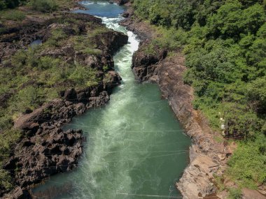 Piraju şehrinde Garganta do Diabo adı verilen Paranapanema nehrinin akıntılarının hava görüntüsü.