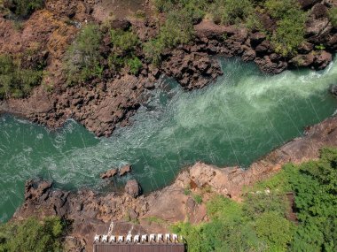 Piraju şehrinde Garganta do Diabo adı verilen Paranapanema nehrinin akıntılarının hava görüntüsü.