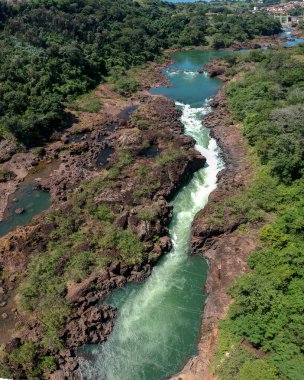 Piraju şehrinde Garganta do Diabo adı verilen Paranapanema nehrinin akıntılarının hava görüntüsü.